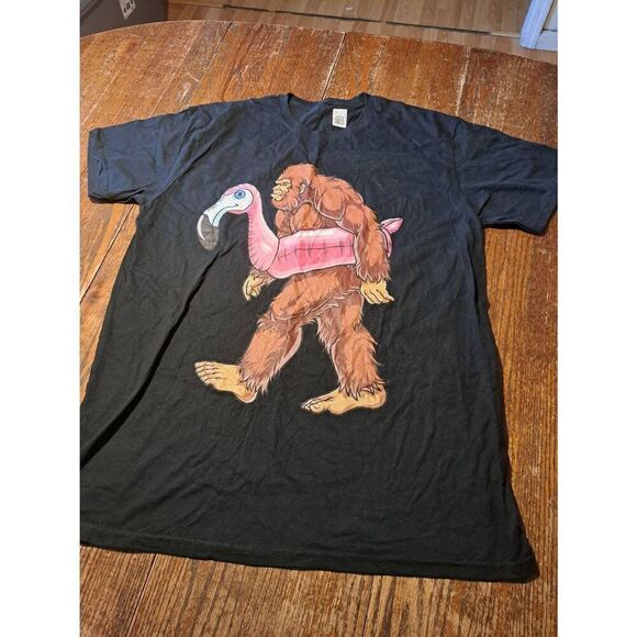 New XL Big Foot Sasquatch Flamingo Intertub Floatie Short Sleeve Tee TShirt Top - Picture 4 of 5